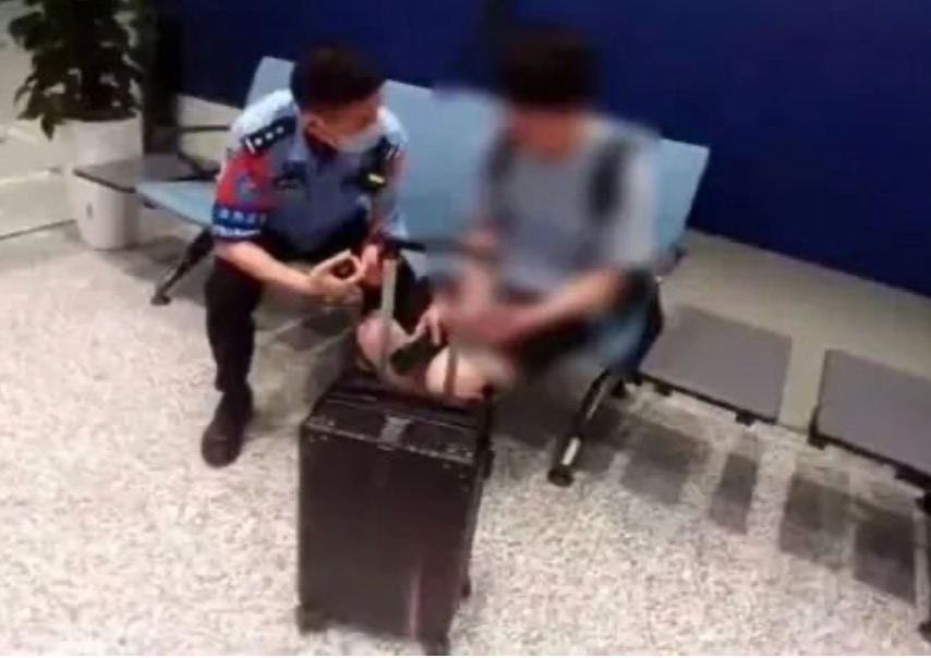 21岁小伙瞒着父母去泰国找女朋友，在机场被民警劝下